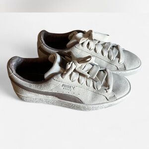 Puma Classic Suede Sneakers in Light Gray